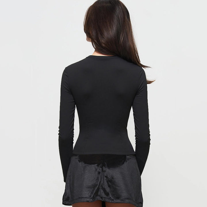 Top femme à manches longues avec encolure rectangulaire et détails de volants élégants Chic & Stil