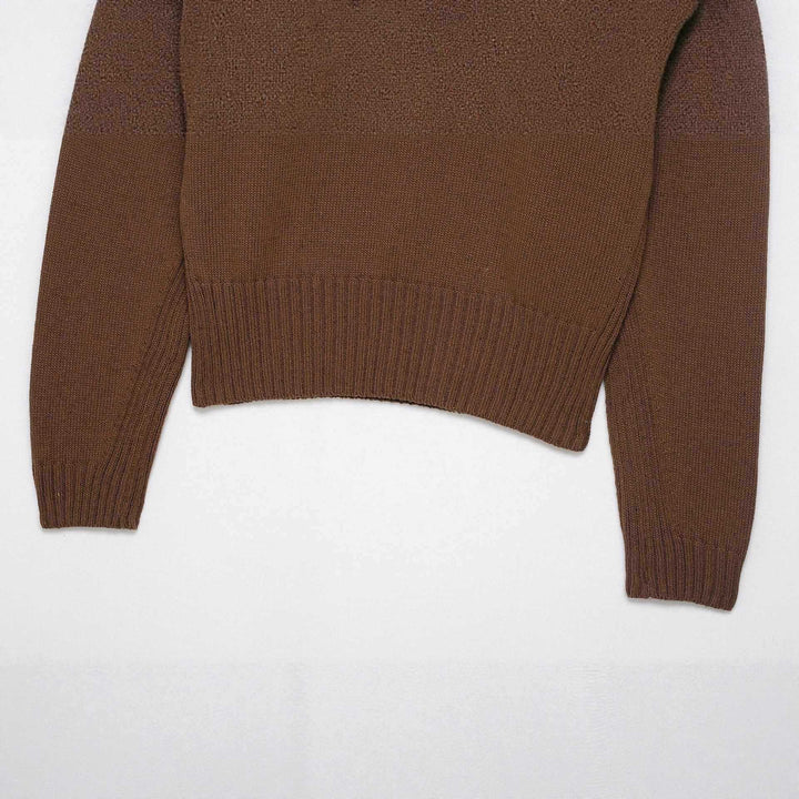 Casual knitted sweater for women with V-neck and wide edges Lune London