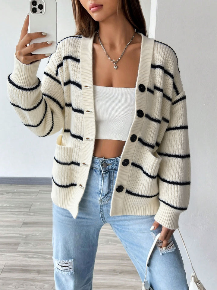 Cardigan en tricot à rayures pour femmes à manches courtes avec fermeture à boutons et poches latérales Chic & Stil