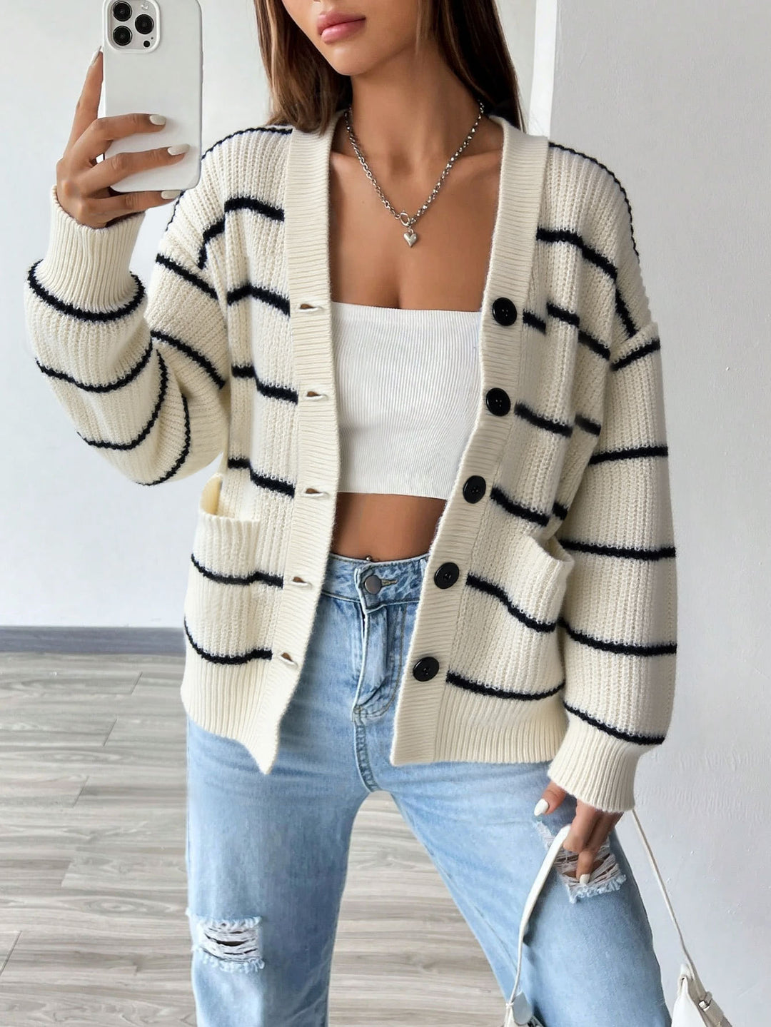 Cardigan tricoté à manches courtes rayé pour femmes avec fermeture à boutons et poches latérales Chic & Stil