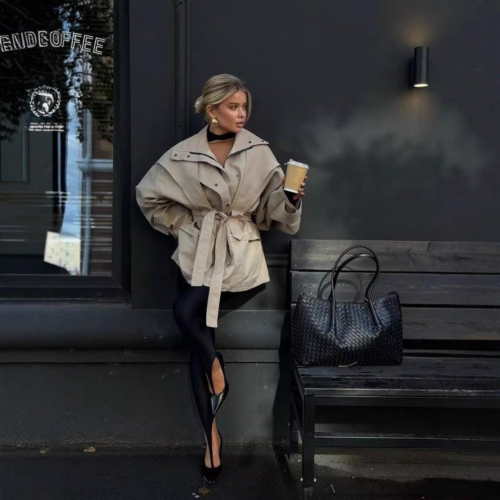 Veste utilitaire pour femmes à coupe moderne avec poches pratiques et ceinture Chic & Stil