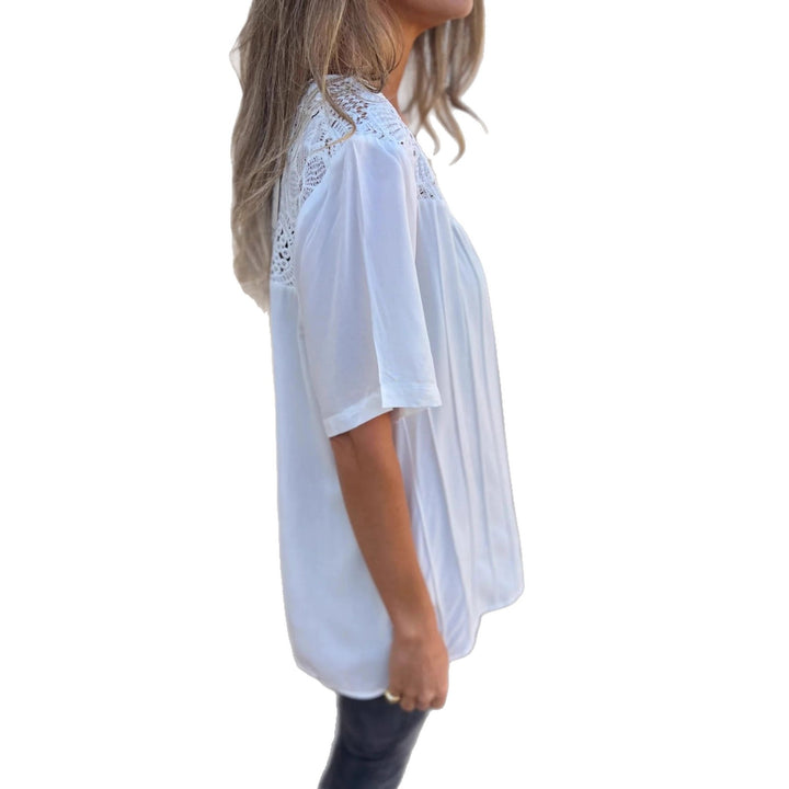 Chic and Style women's blouse with lace collar