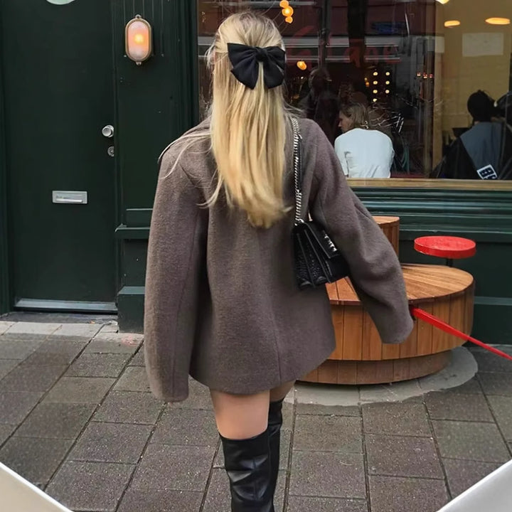 Elegant and warm wool coat for women with notched collar Lune London