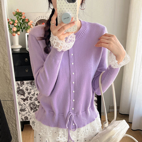 Cardigan pour femmes avec détails en volants et boutons décoratifs en perles Chic & Stil