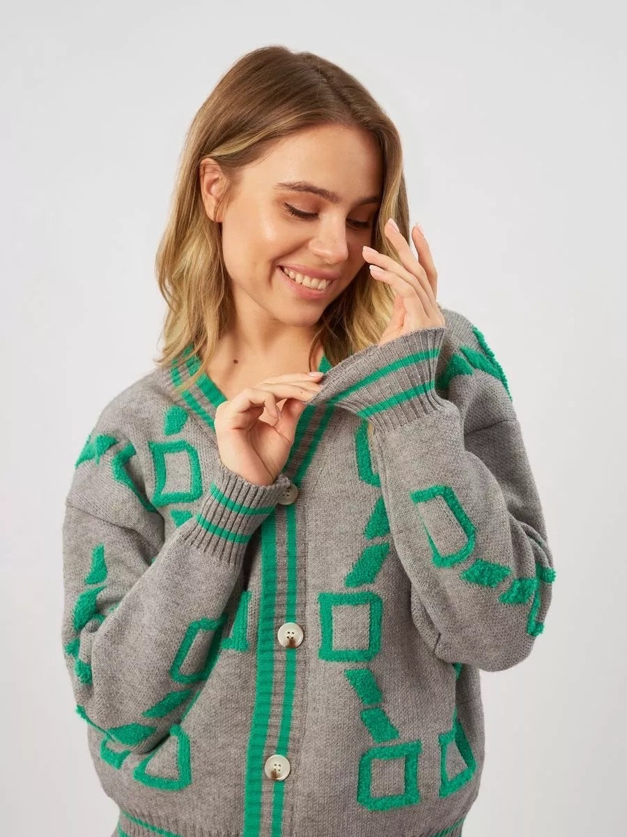 Cardigan féminin élégant avec motif géométrique et patte de boutonnage Chic & Stil