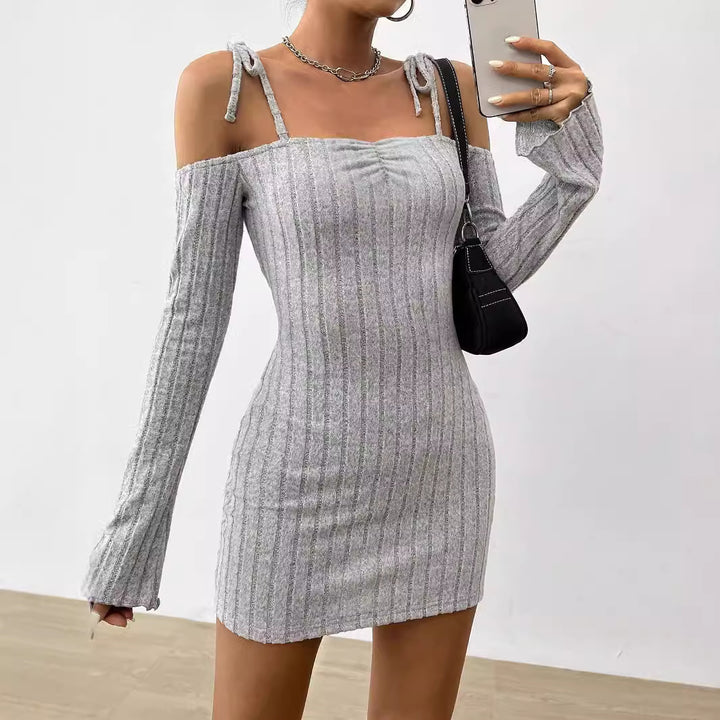 Robe mini femme avec design décolleté découvrant les épaules et tricot rib trendy Chic & Stil