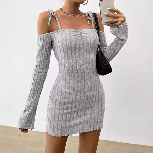 Robe mini femme avec design décolleté découvrant les épaules et tricot rib trendy Chic & Stil