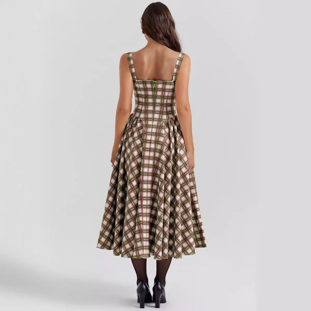 Casual midi dress for women with a checkered design and deep neckline Chic & Stil