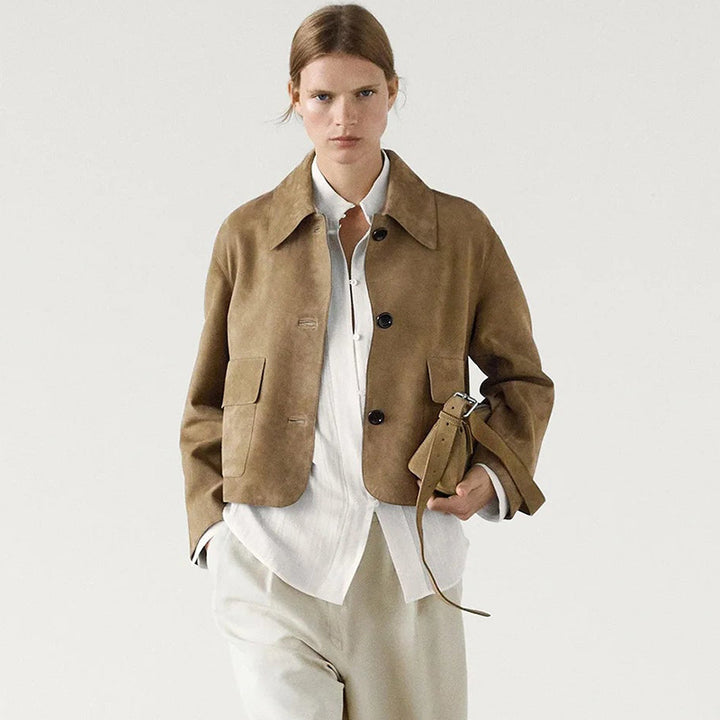 Veste courte féminine à la mode avec poches poitrine pratiques et boutons cousus Chic & Stil