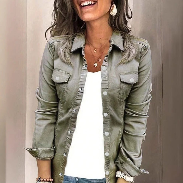 Veste chemise pour dames avec poches poitrine et détails de boutons élégants Chic & Stil