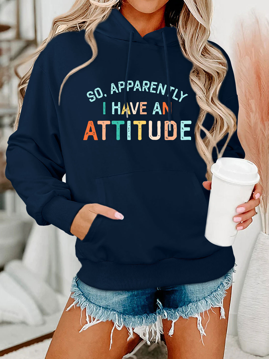 Sweat à capuche pour femmes avec lettrage créatif et coupe décontractée Chic & Stil