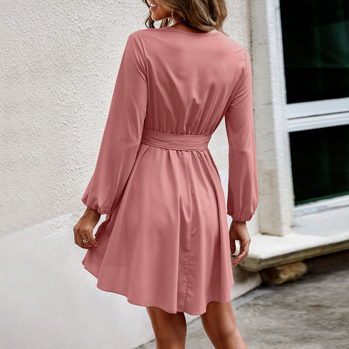 Robe portefeuille pour femmes avec manches longues et ceinture élégante à la taille Chic & Stil
