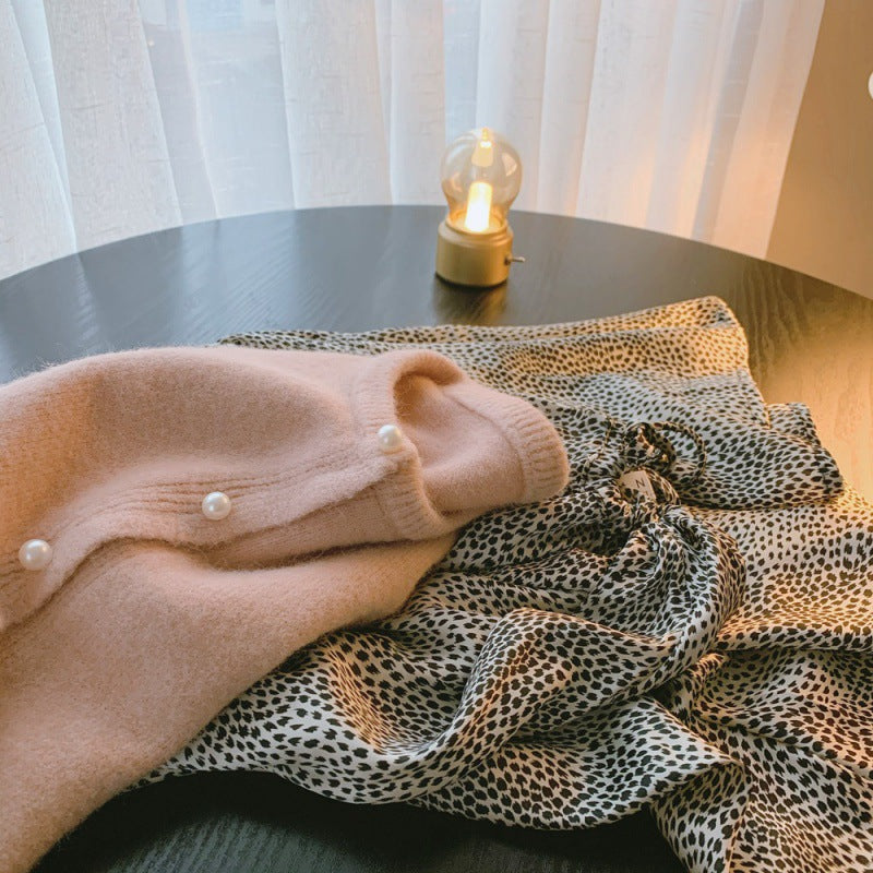 Cardigan femme avec élégants boutons en perles et design moderne Chic & Stil