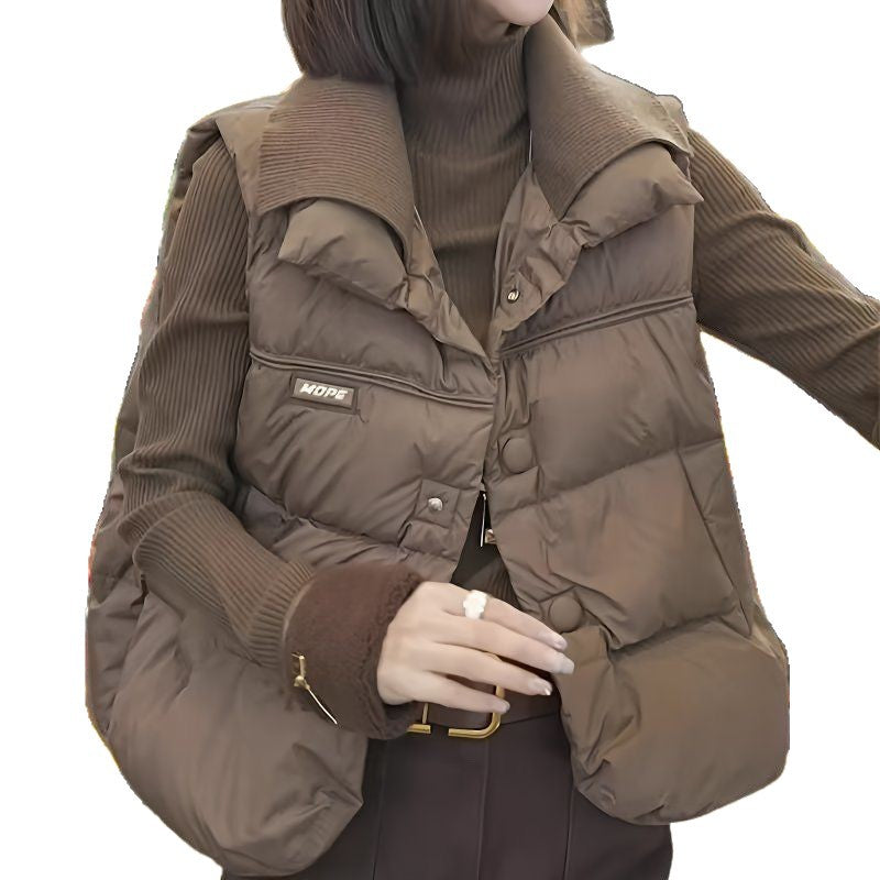 Gilet à la mode pour femmes avec capuche et détails de boutons Chic & Stil