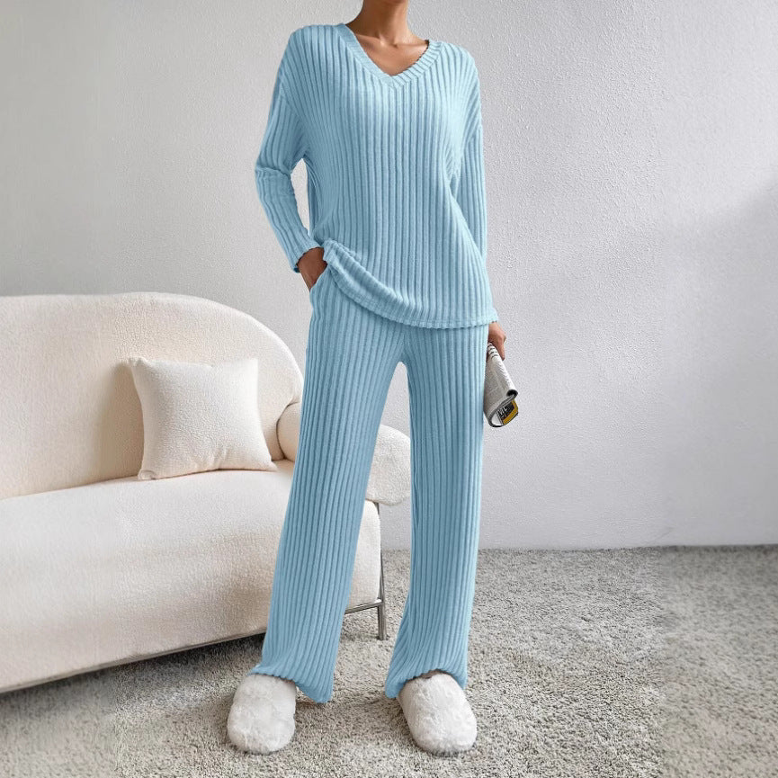 Women Comfortable Fine Knit Set with V-Neck and Long Sleeves Chic & Stil