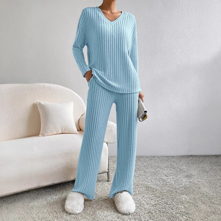 Women Comfortable Fine Knit Set with V-Neck and Long Sleeves Chic & Stil