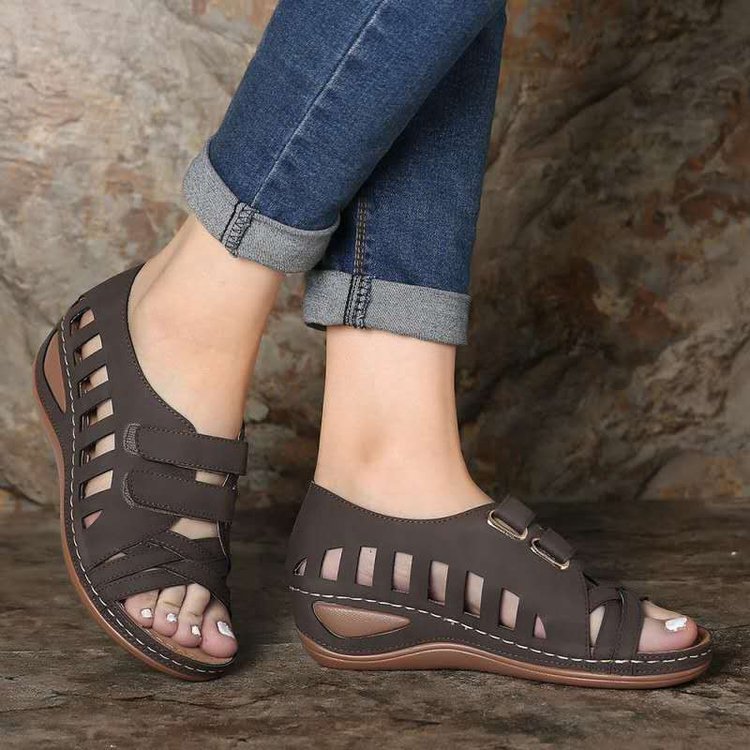 Women's comfortable clogs with adjustable straps and an anatomical chair Lune London
