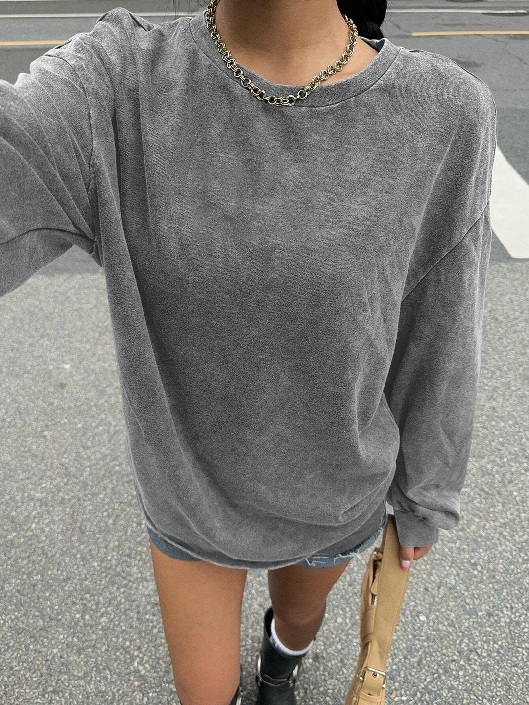 Casual sweatshirt for women with oversized fit and soft material Lune London