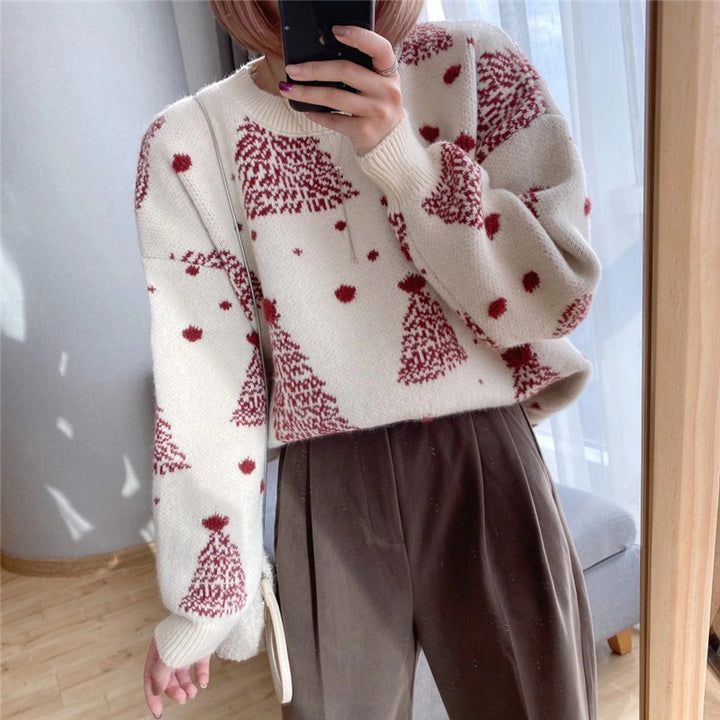 Comfortable sweater for women with chic Christmas tree pattern and style