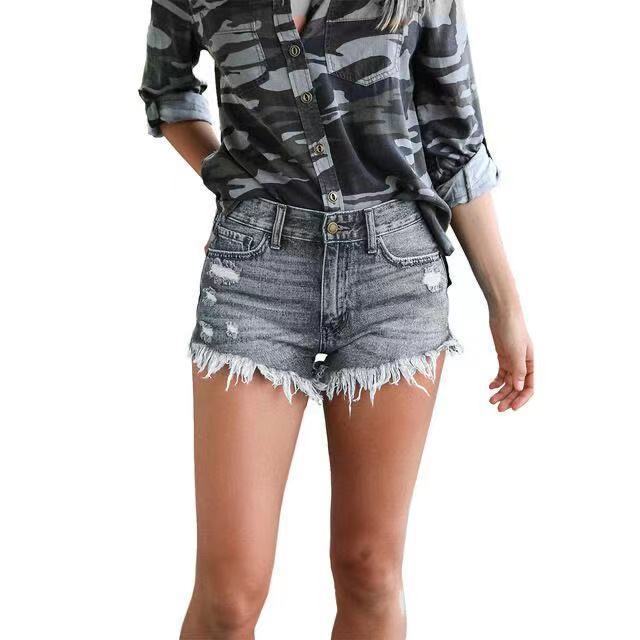 Women's shorts with a trendy used look, featuring frayed hem and high waist Lune London