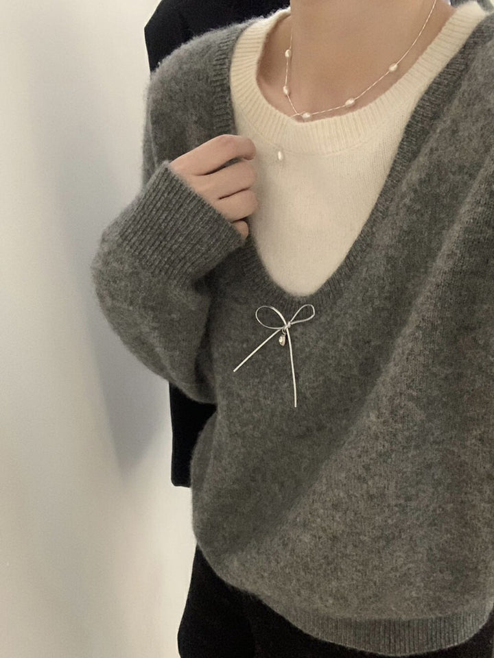 Pull femme avec col en V élégant et applique nœud en premium Chic & Stil
