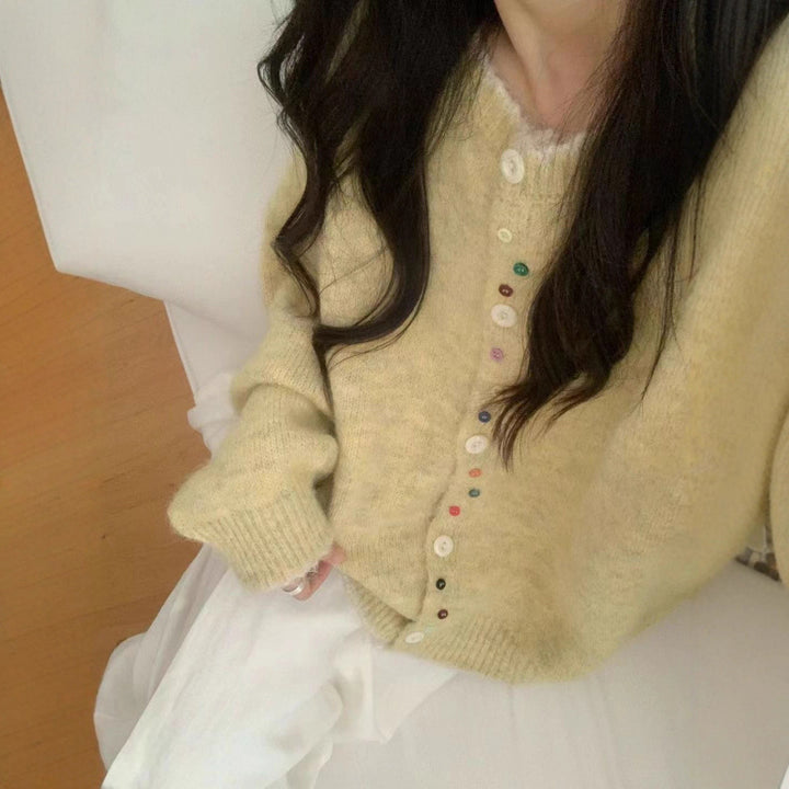 Cardigan femme confortable avec des détails de boutons colorés et une coupe décontractée Chic & Stil