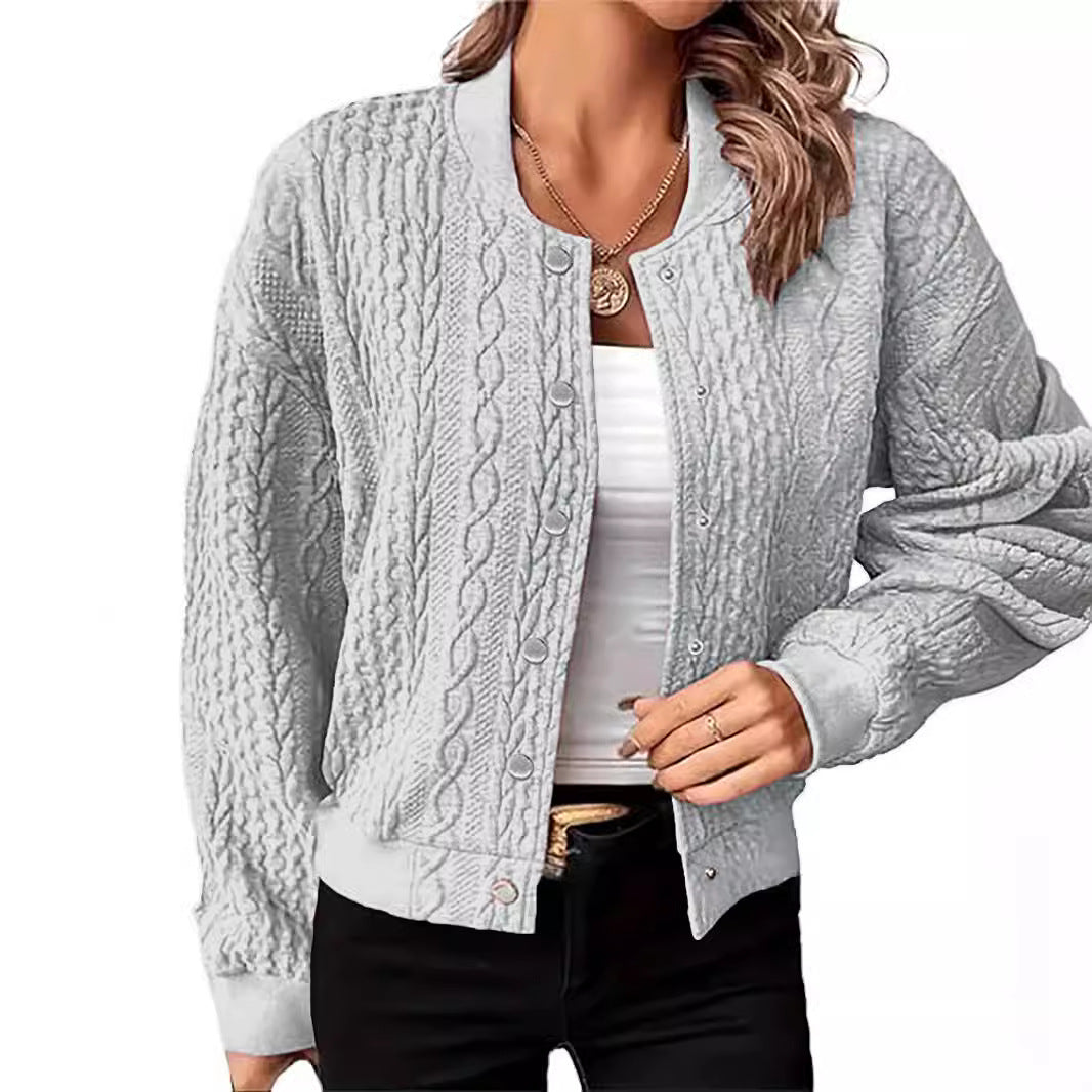 Cardigan pour femmes dans un motif de câble moderne avec fermeture à boutons-pression Chic & Stil