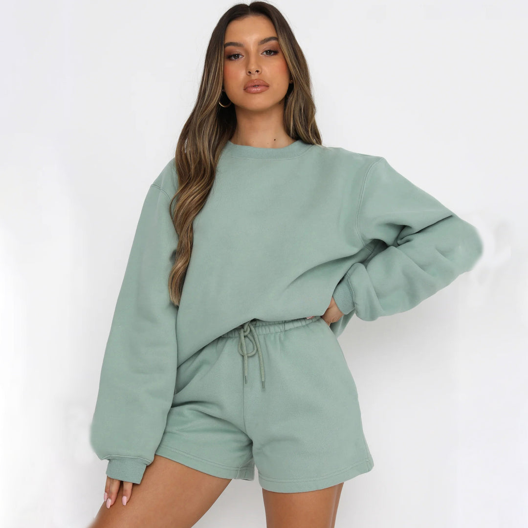 Women's casual sweatset with comfortable short sleeve top and cozy shorts Chic & Stil