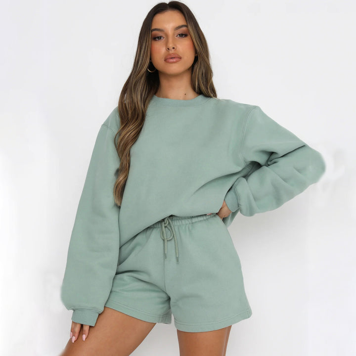 Women's casual sweatset with comfortable short sleeve top and cozy shorts Chic & Stil