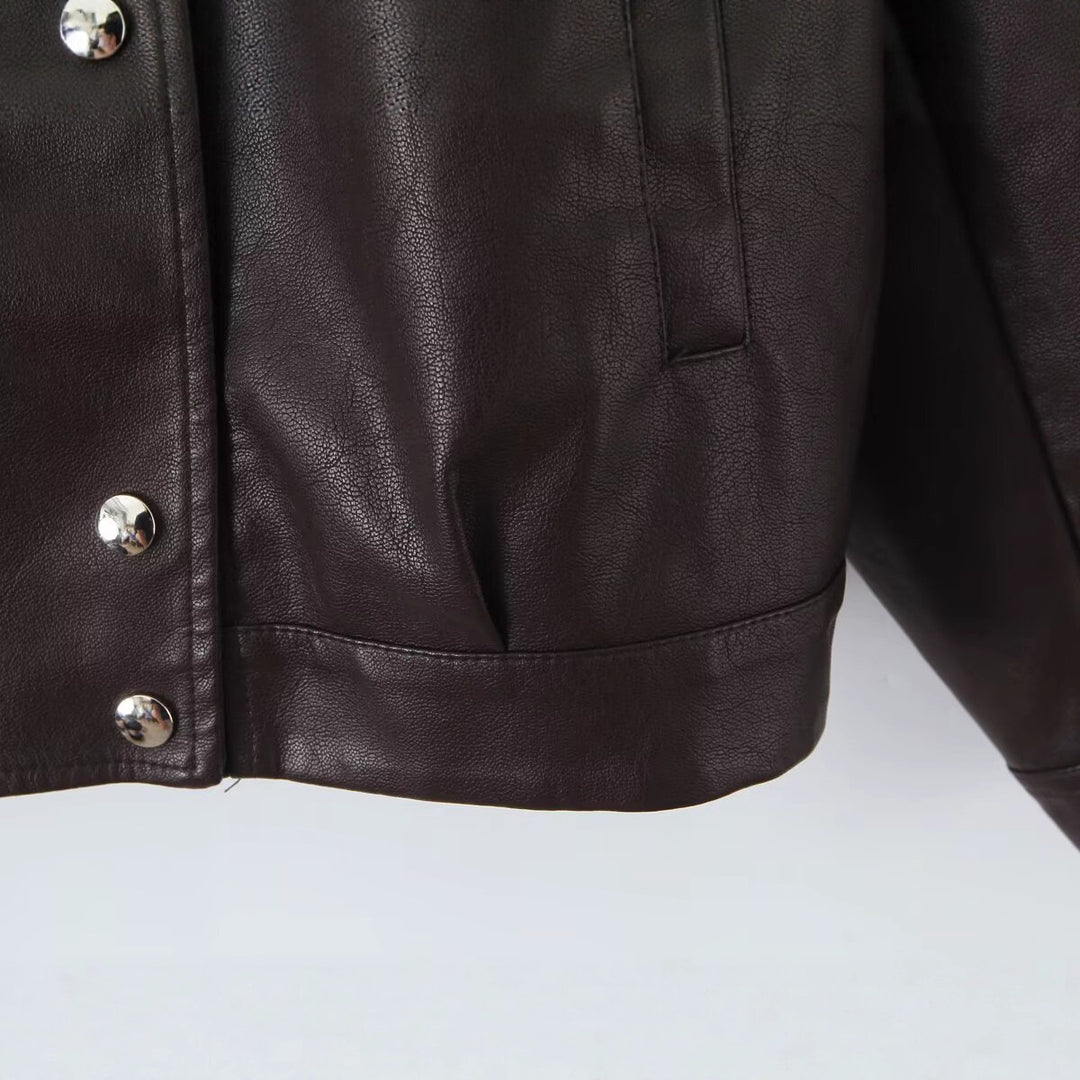 Veste en faux cuir pour femmes au design moderne et aux poches pratiques Chic & Stil