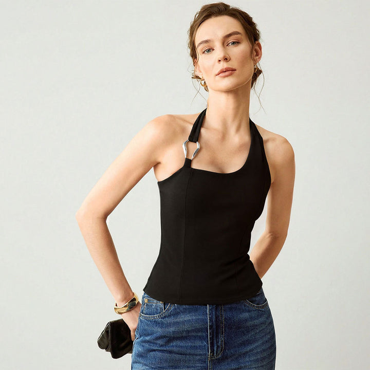 Top femme décolleté avec un design halter à la mode et un accent en métal élégant Chic & Stil