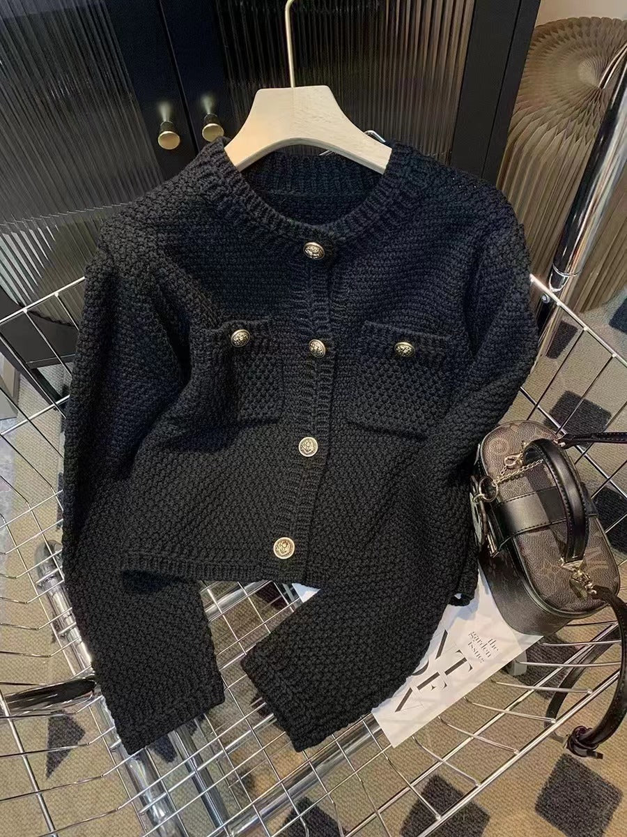 Cardigan pour femmes avec boutons décoratifs et design texturé Chic & Stil