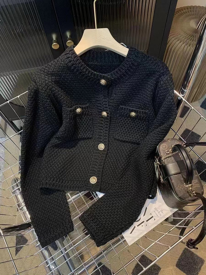 Cardigan pour femmes avec boutons décoratifs et design texturé Chic & Stil
