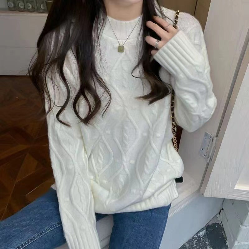 Comfortable chunky knit sweater for women with cable pattern and large edges Lune London