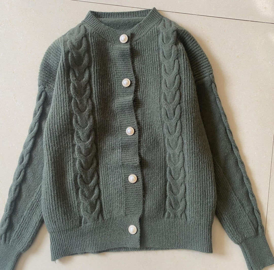 Cardigan Tricot Doux pour Femmes avec Détails de Boutons en Perle et Texture en Tricot Câble Chic & Stil