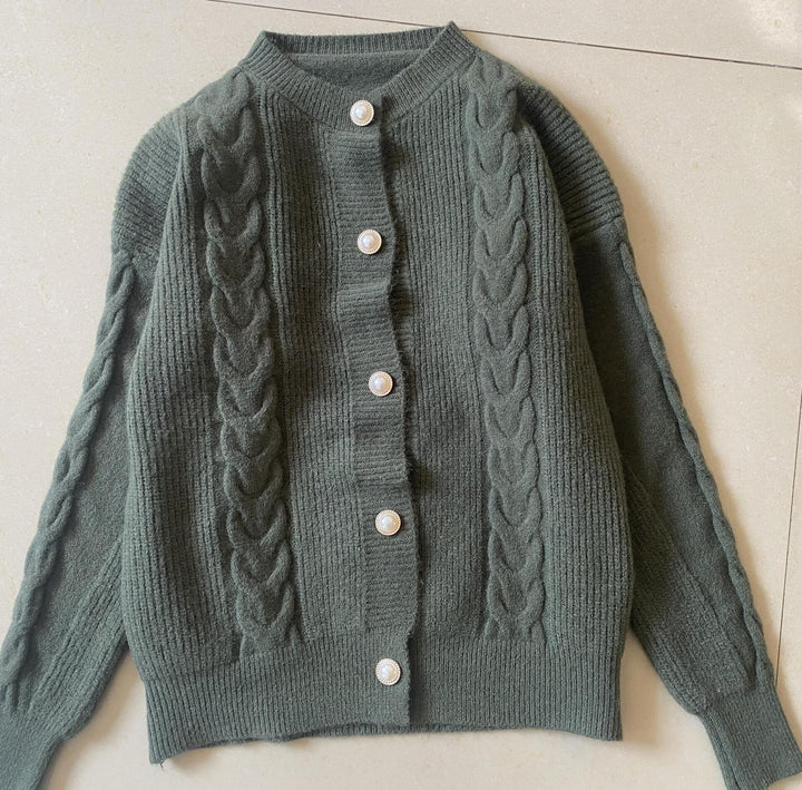 Cardigan Tricot Doux pour Femmes avec Détails de Boutons en Perle et Texture en Tricot Câble Chic & Stil