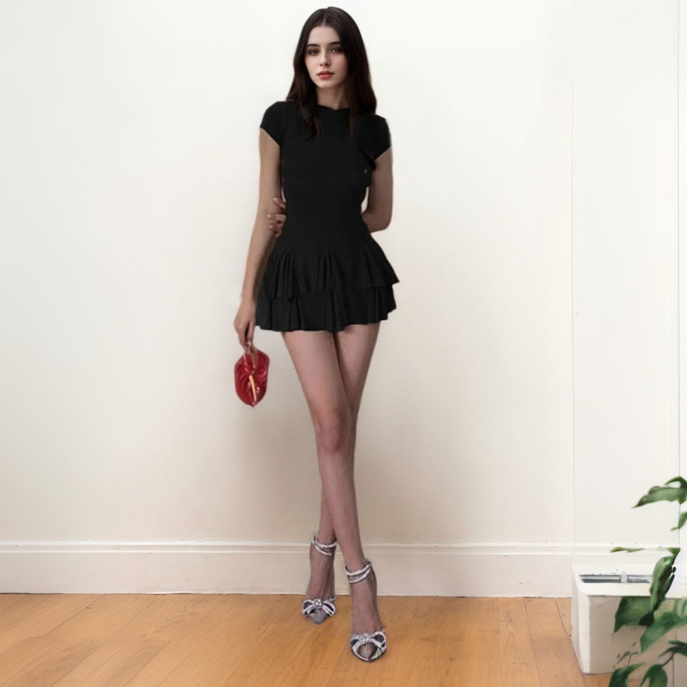 Robe mini pour femmes avec ourlet volanté et coupe ajustée Chic & Stil