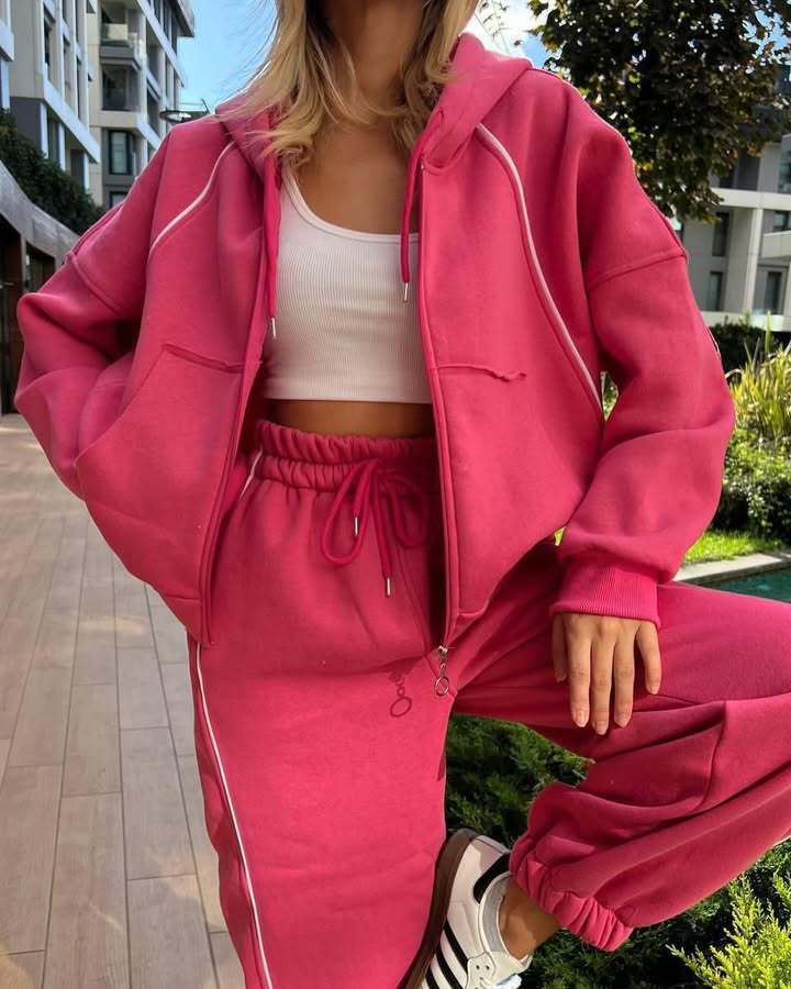 Casual hoodie and tracksuit set for women with adjustable waist and convenient pockets Lune London