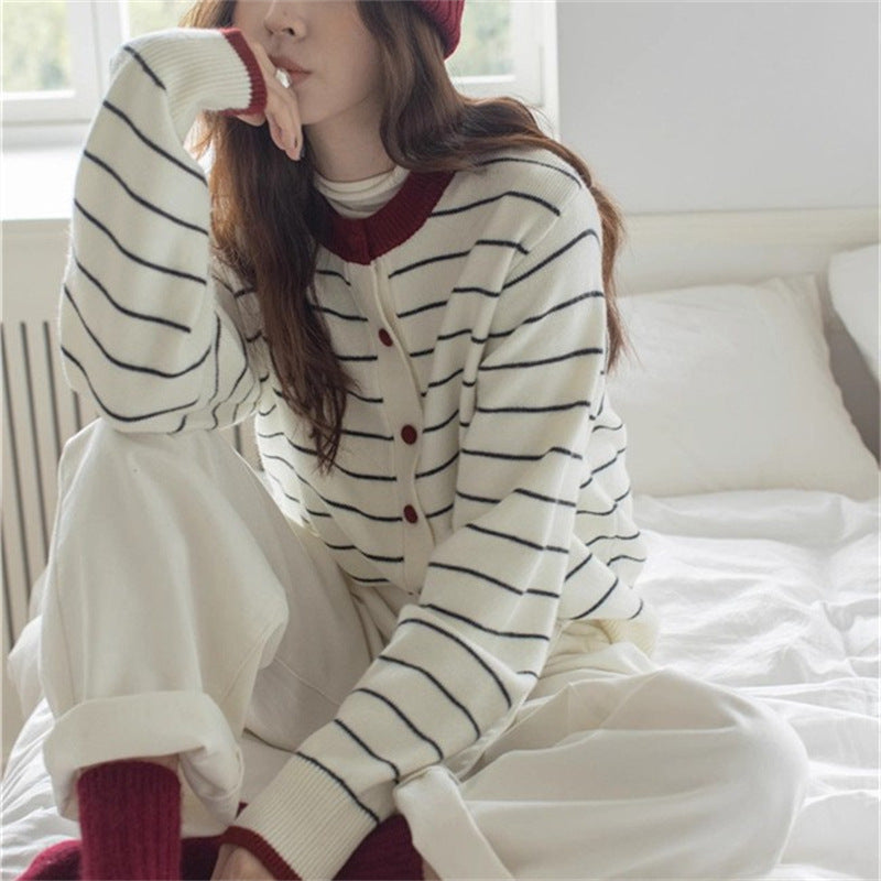 Comfortable knitted cardigan for women with a youthful striped pattern and a practical button closure Lune London