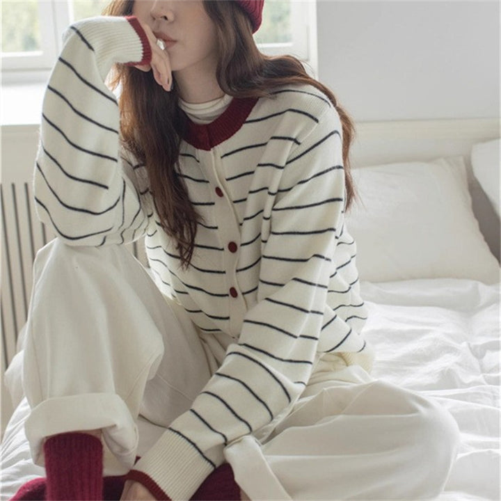 Comfortable knitted cardigan for women with a youthful striped pattern and a practical button closure Lune London