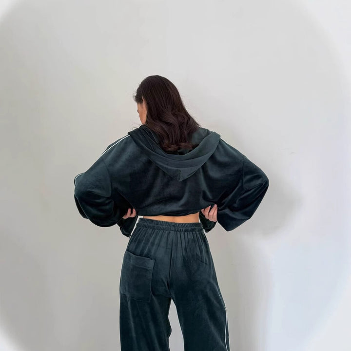 Women's luxurious velour loungewear set with cropped top and wide cut Chic & Stil