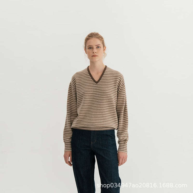 Pull fin à col en V pour femmes avec des motifs à rayures Chic & Stil