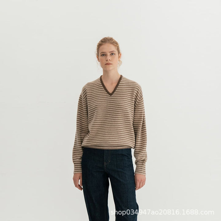 Pull fin à col en V pour femmes avec des motifs à rayures Chic & Stil