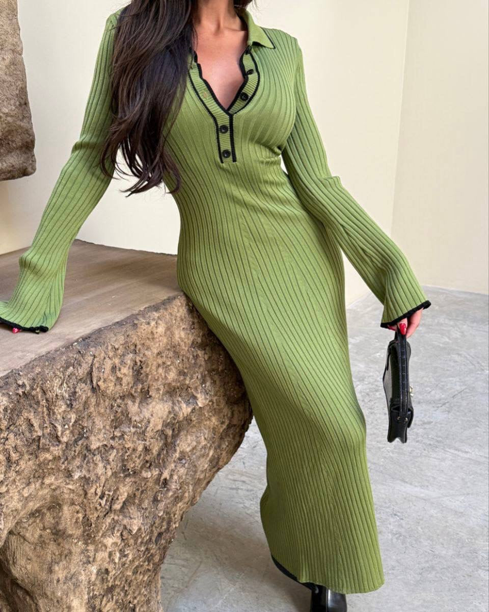 Robe maxi pour femmes avec des détails de boutons élégants et un ourlet en franges Chic & Stil