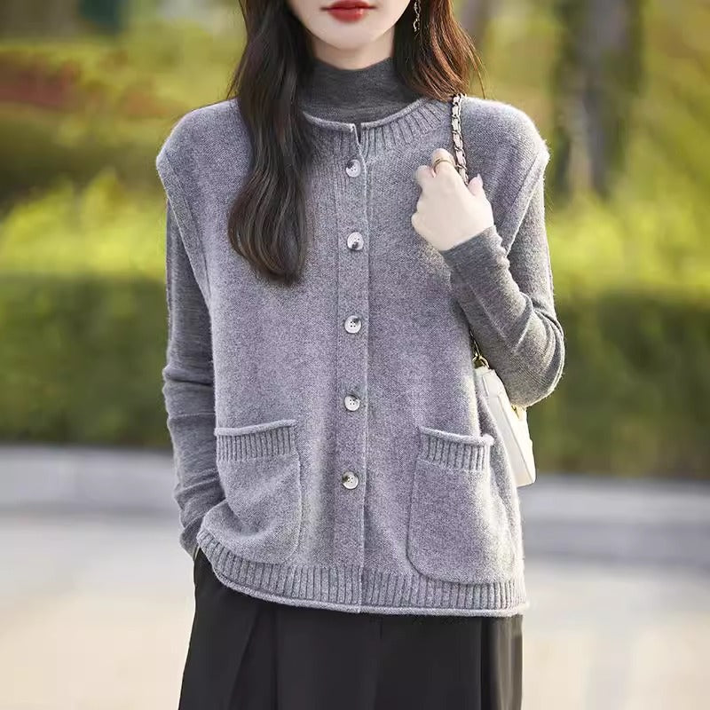 Gilet tricoté pour femmes avec poches et détail de bouton Chic & Stil
