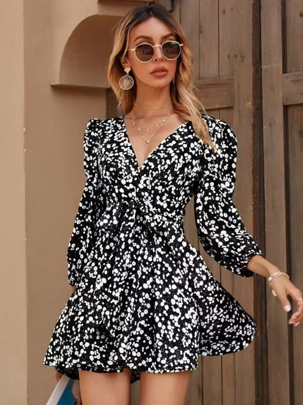 Robe portefeuille pour femme avec un joli motif floral et un décolleté en V profond Chic & Stil