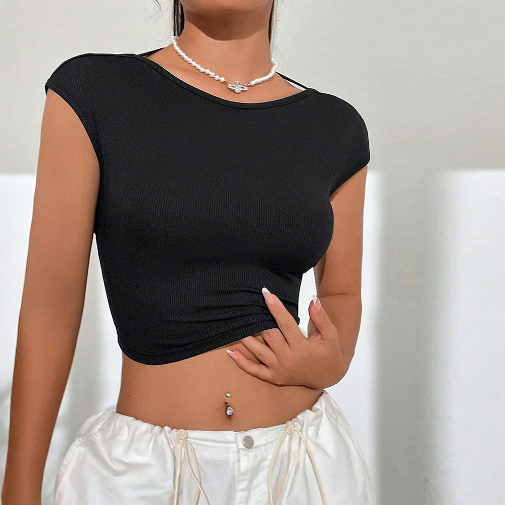 Short women's t-shirt with a harmonious ribbed design and a trendy round neck Chic & Stil