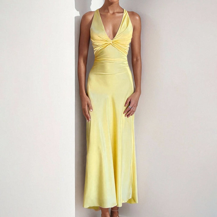 Robe en satin pour femmes avec détail enveloppant élégant Chic & Stil