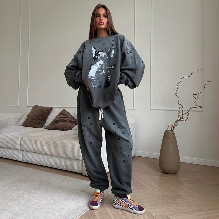 Oversized sweatshirt for women with graphic artistic pattern and casual fit Lune London