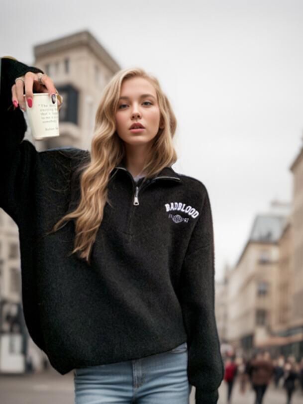 Pull femme douillet avec col montant et broderie Lune Londonl